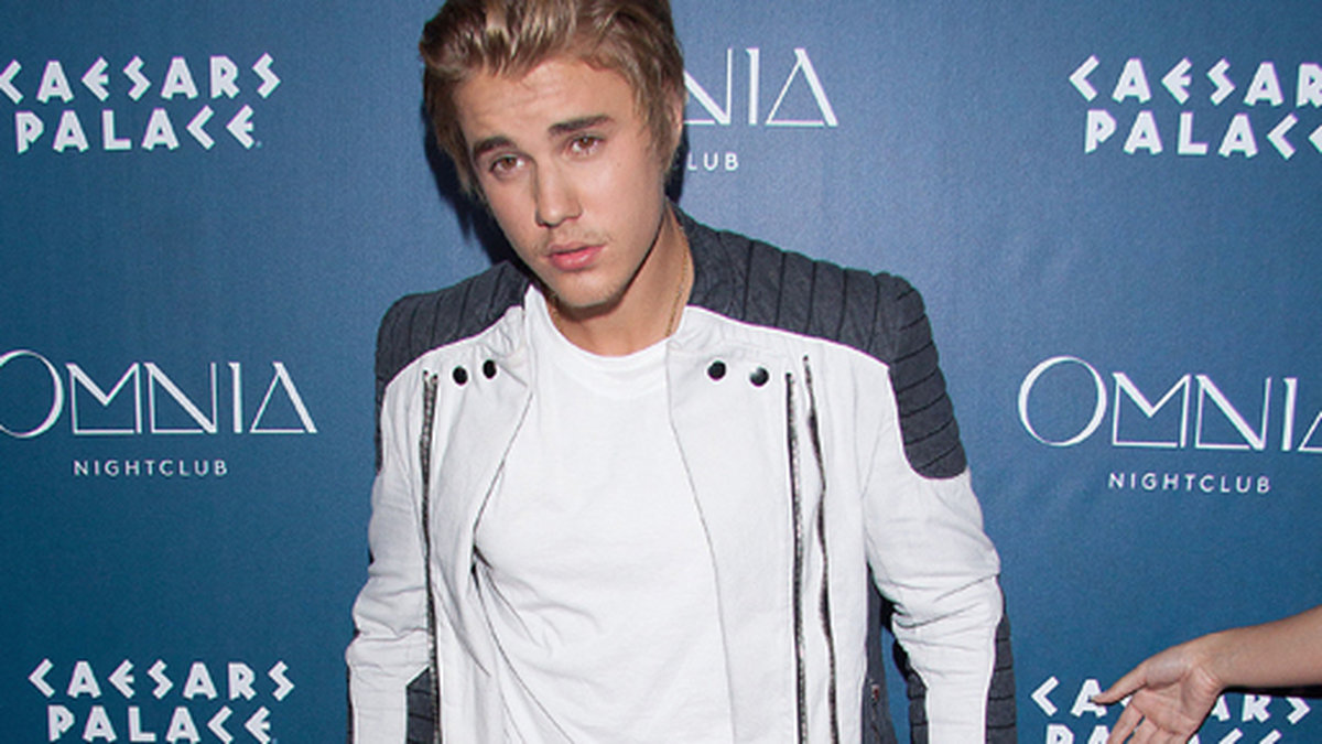 Justin Bieber går på nattklubb i Las Vegas. 