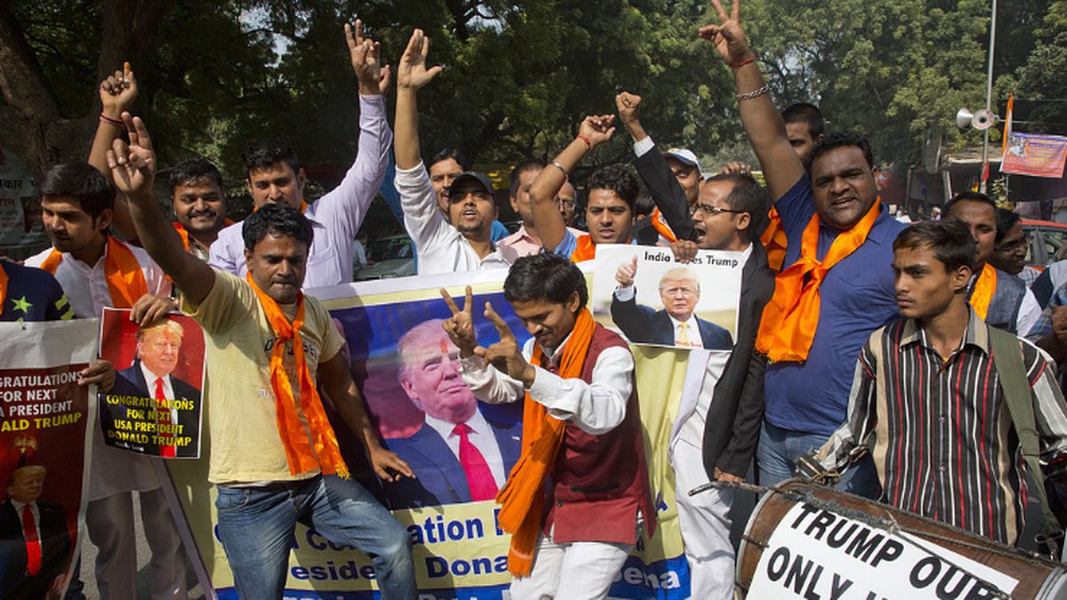 Aktivister i Indien som till hör den hinduiska armen "Hindu Sena" firar med dans i samband med att Trump går mot seger.