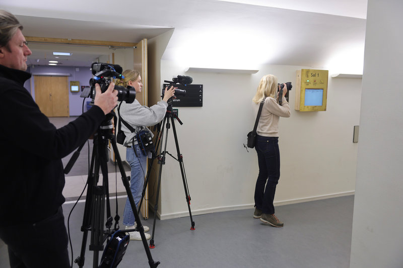 Förhandlingen hålls i säkerhetssalen i Stockholms tingsrätt på Kungsholmen.