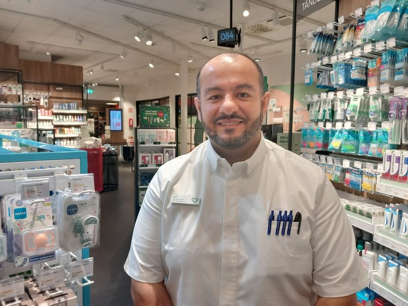 Roro Wirlander Beydoun, Apotekschef, Apotek Hjärtat i Örebro, möter kunder med frågor om viktläkemedel.