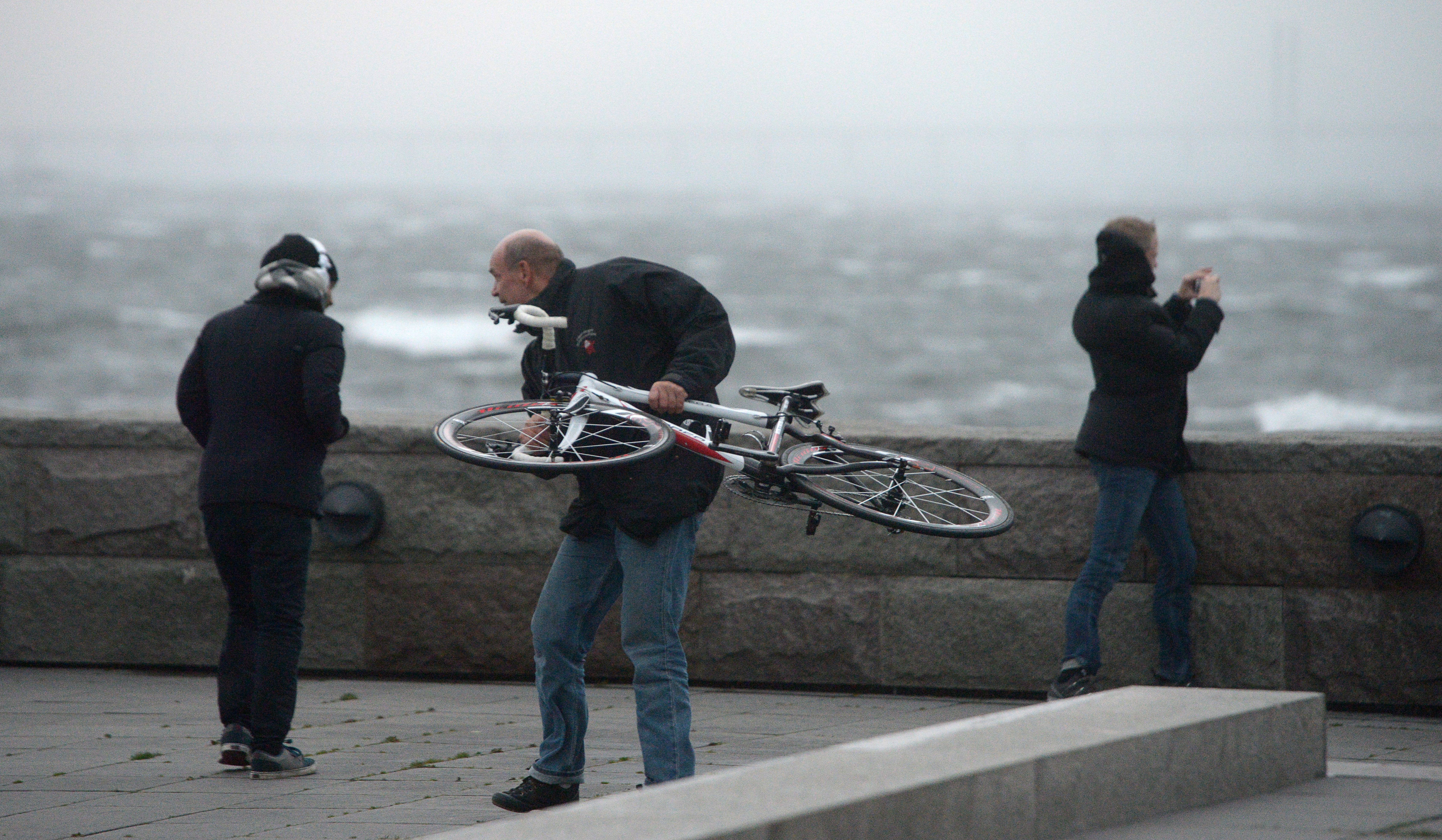 Det gäller att hålla i sin cykel så den inte välts av vindbyarna. Det gäller att hålla i sin cykel så den inte välts av vindbyarna.