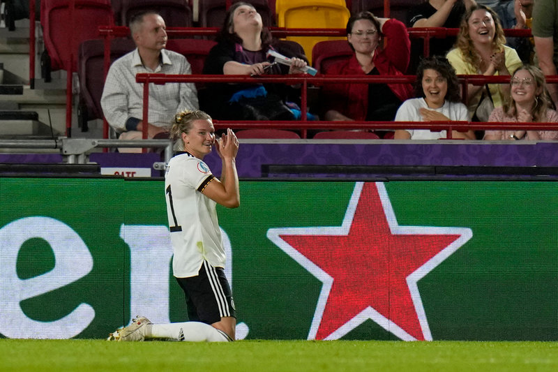 Alexandra Popp firar målet i 4–0-segern mot Danmark.