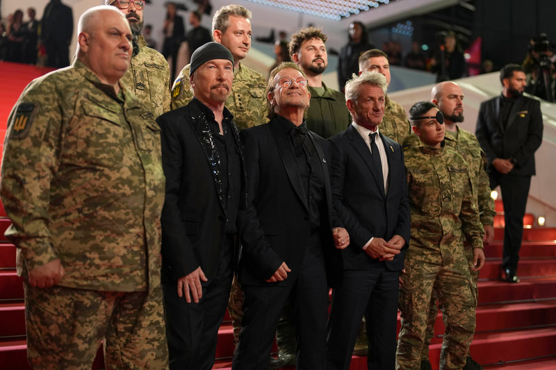 U2-gitarristen The Edge, Bono och Sean Penn tillsammans med ukrainska soldater.