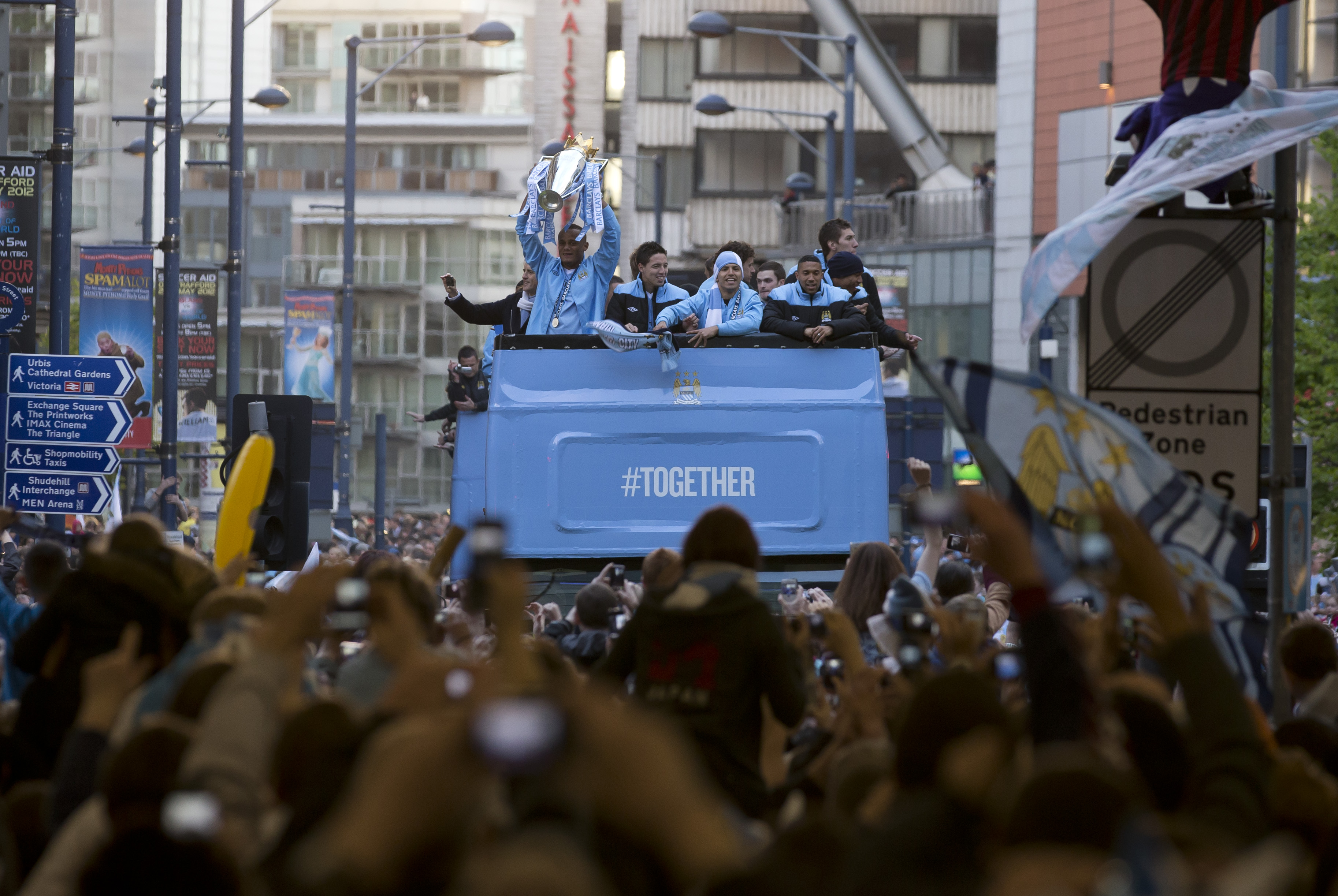 Och miljardbygget Manchester City fick till sist valuta för pengarna då de plocka hem Premier League-titeln. Och miljardbygget Manchester City fick till sist valuta för pengarna då de plocka hem Premier League-titeln.