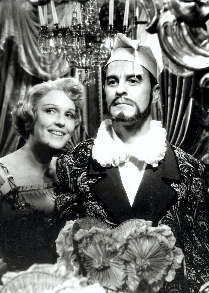 Eva Dahlbeck och Gunnar Björnstrand i Ingmar Bergmans 'Sommarnattens leende' (1955). Pressbild.