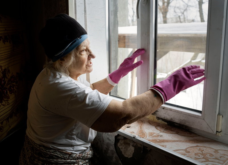 Nadija Omeltjenko visar de nya fönster som installerats i hennes hus efter fjolårets ryska ockupation.