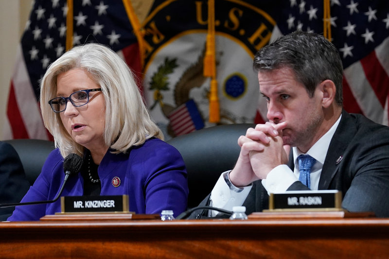 Liz Cheney och Adam Kinzinger i utskottet som utreder stormningen av USA:s kongressbyggnad den 6 januari 2021. Arkivbild.