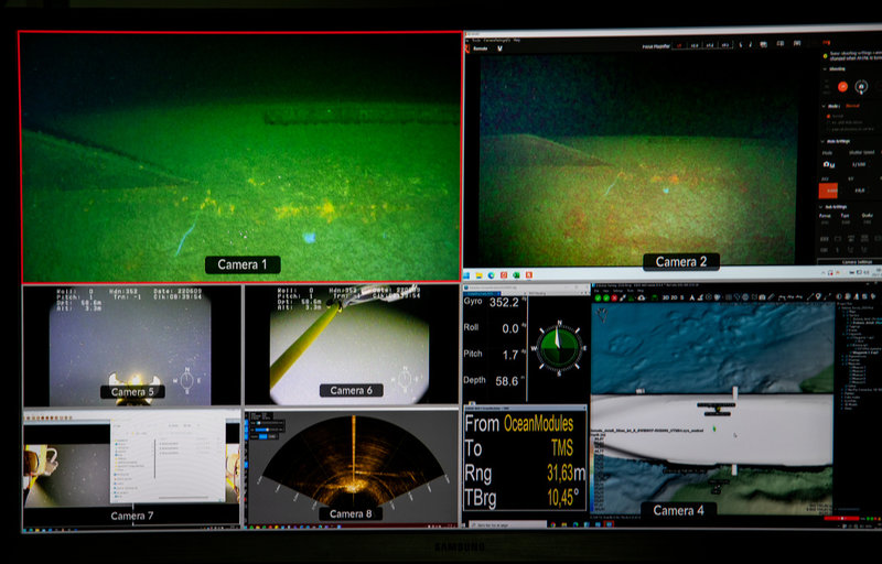 Bilderna är tagna midskepps, under fartyget och visar slingerkölen. Slingerkölen bromsar upp och minskar fartygets rullning vid sjögång.