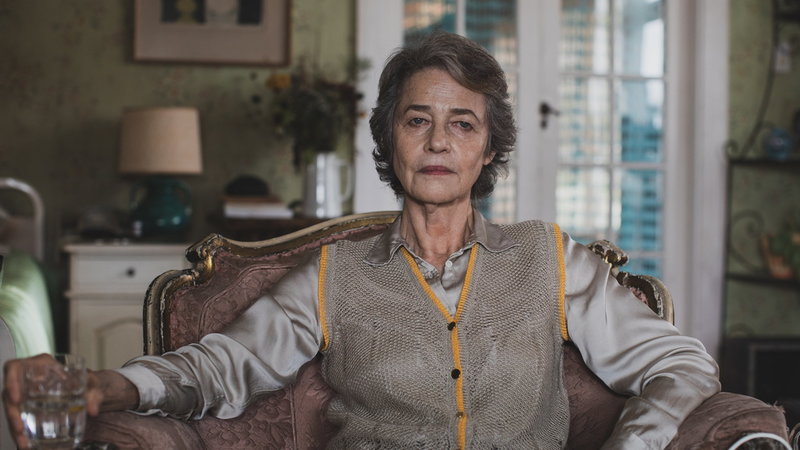 Charlotte Rampling spelar en farmor som dricker minst en kanna gin om dagen i 'Grandmother'. Pressbild.