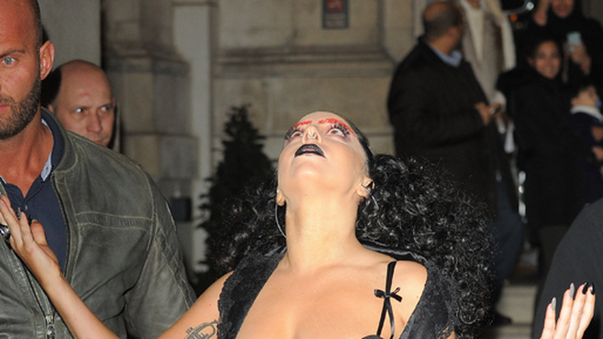 Lady Gaga i svart spets i London. 