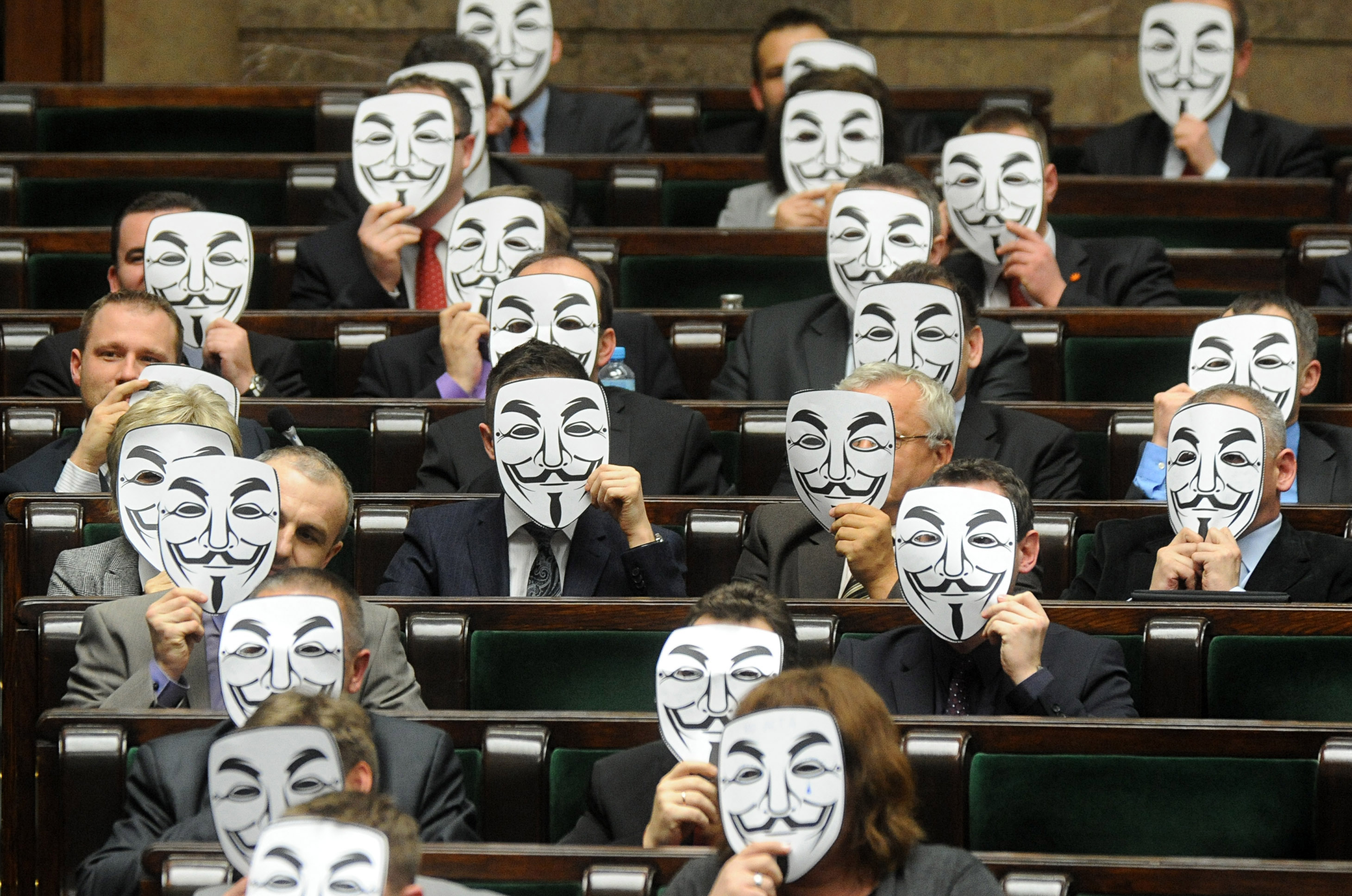 Protest i det polska parlamentet av flera ledamöter.