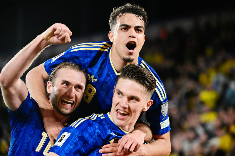 Viktor Gyökeres firar sitt 3–0-mål tillsammans med Benjamin Nygren (till vänster) och Yasin Ayari (överst).