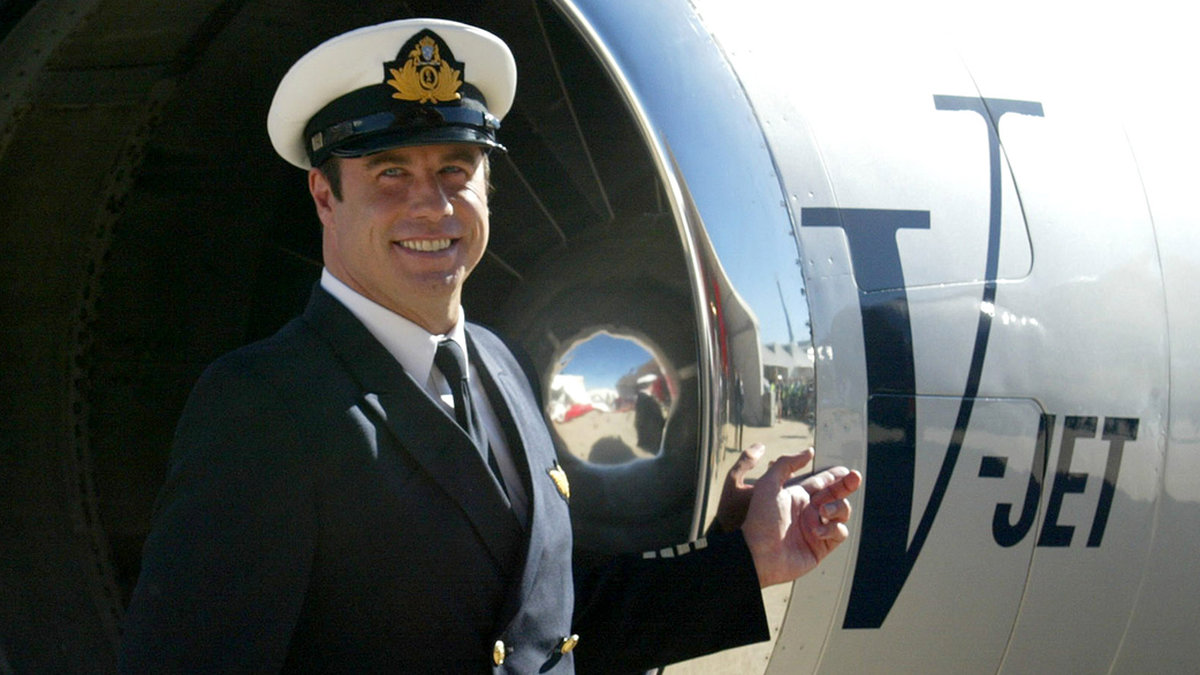 John Travolta har flygcertifikat, och vid ett tillfälle så blev det lite hett mellan Travolta och hans hustru Kelly Preston. – Vi blev lite uppslukade i cockpit, avslöjade Travolta. 