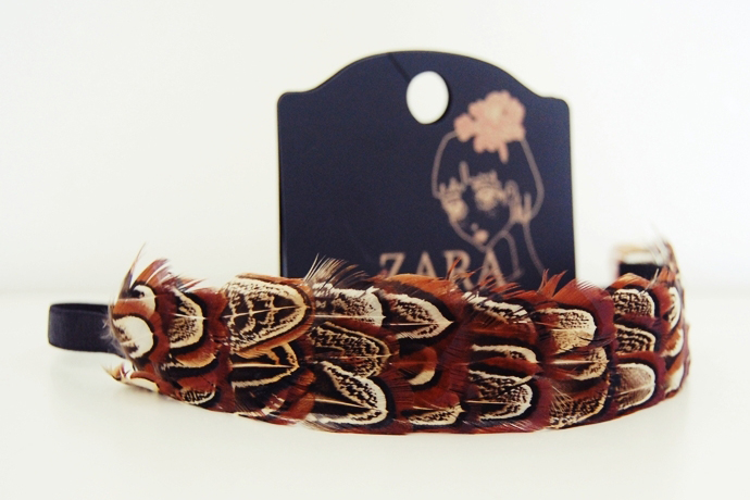 Fjäderprytt hårband från Zara. Fjäderprytt hårband från Zara.