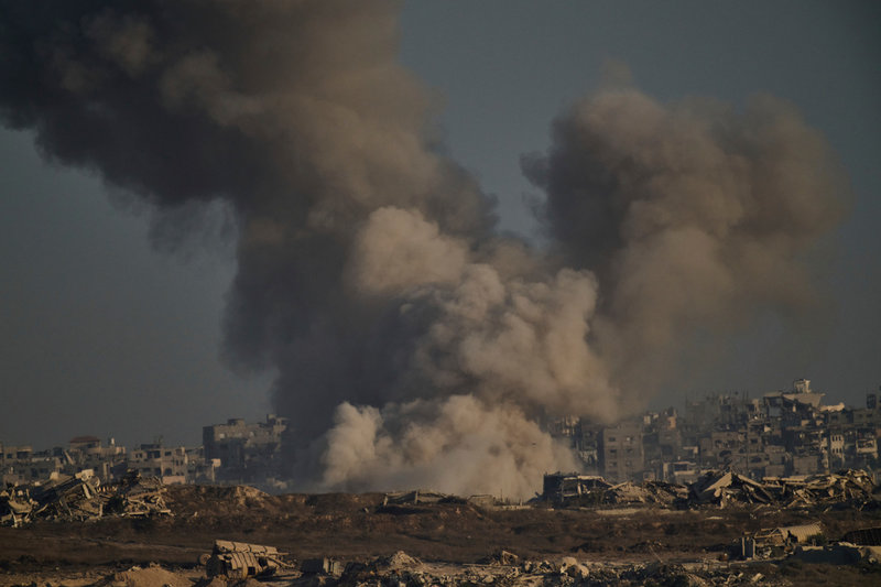 Rök stiger mot himlen efter en israelisk attack i norra Gaza på lördagen.