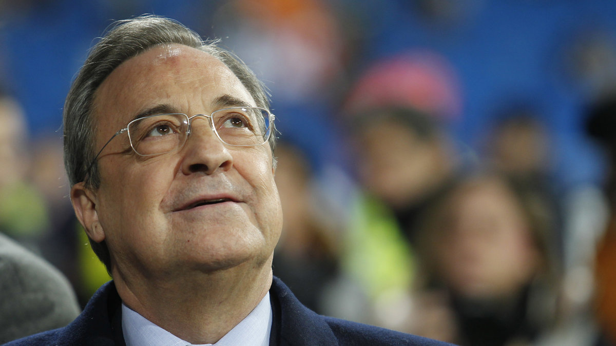 Real Madrids president Florentino Perez vill in bestämma nytt namn på Santiago Bernabéu förrän nästa år.