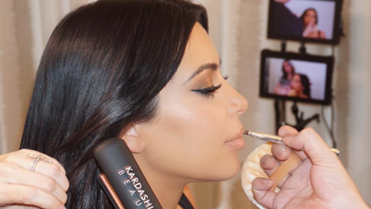 Kim Kardashian får sminkhjälp. 