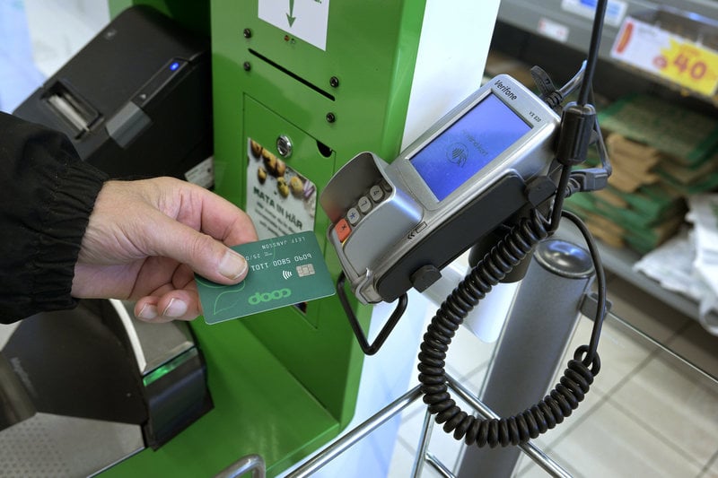 Nästan alla matbutiker accepterar både kort och kontant. Foto: Janerik Henriksson / TT Nästan alla matbutiker accepterar både kort och kontant. Foto: Janerik Henriksson / TT