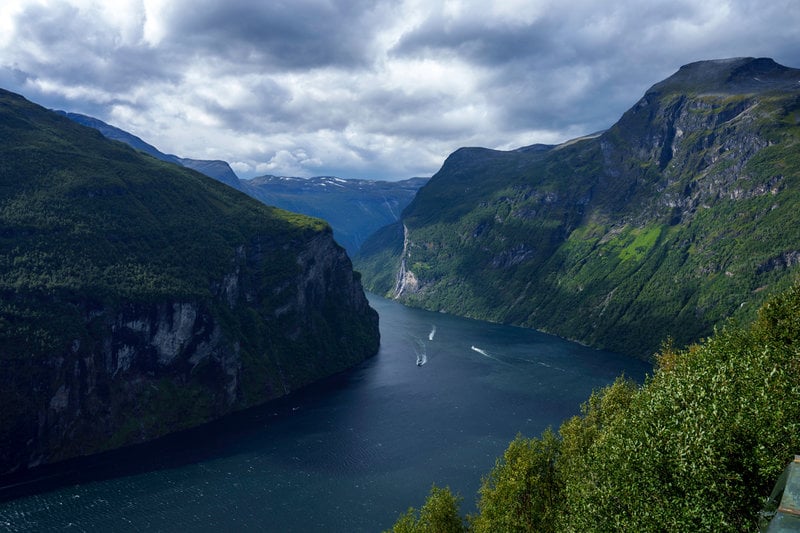 Geirangerfjorden i Norge är ett av de marina världsarven som stressas av ovanligt höga vattentemperaturer. 