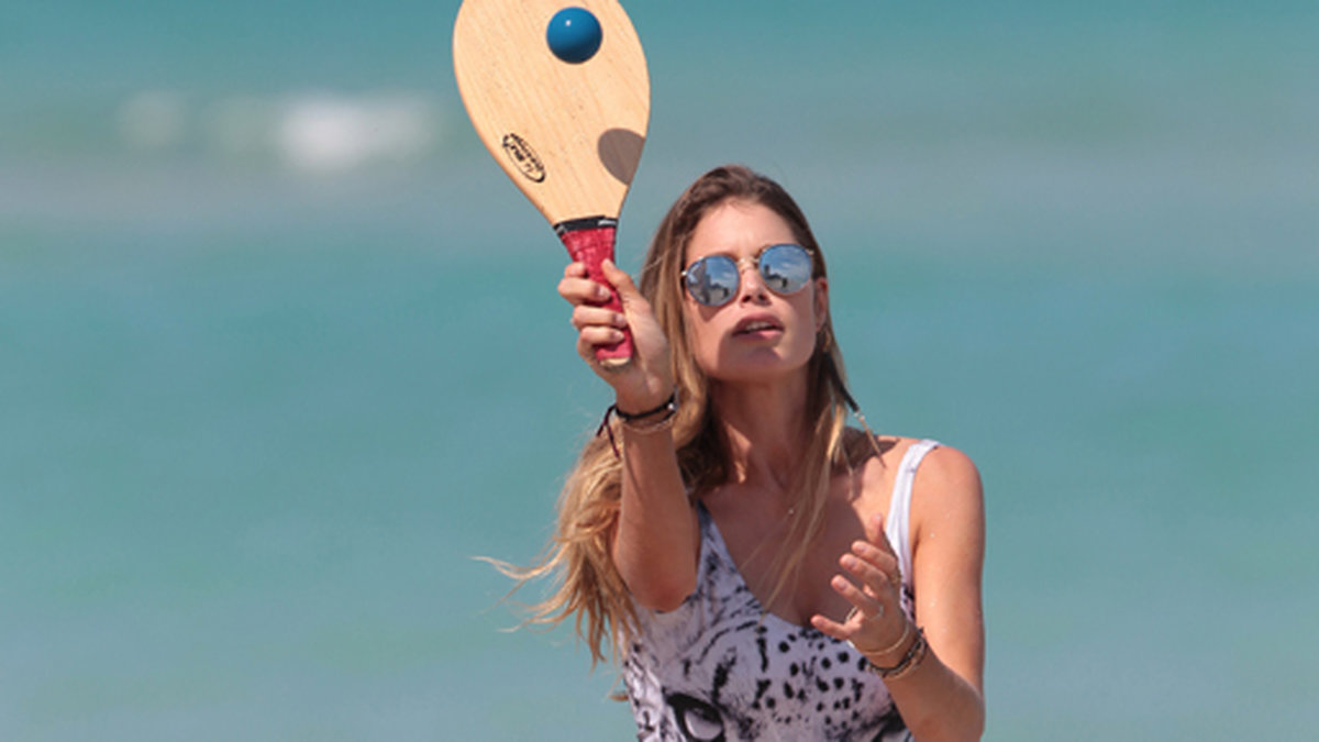 Supermodellen Doutzen Kroes sportar på stranden i Miami.
