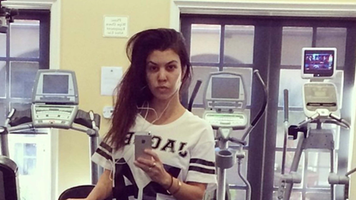 Kourtney Kardashian kör första dagen på gymmet. 