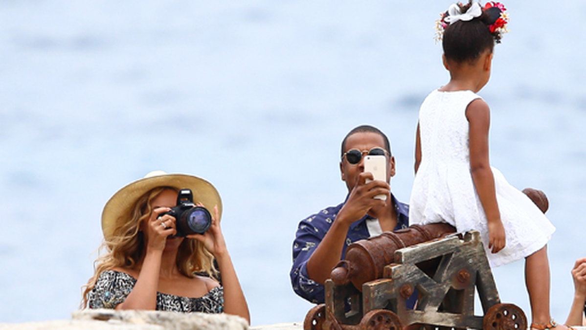 Beyoncé, Jay-Z och Blue Ivy är på sin årliga yacht-semester. Här har de gjort ett stopp i Cannes där de plåtar sin dotter.