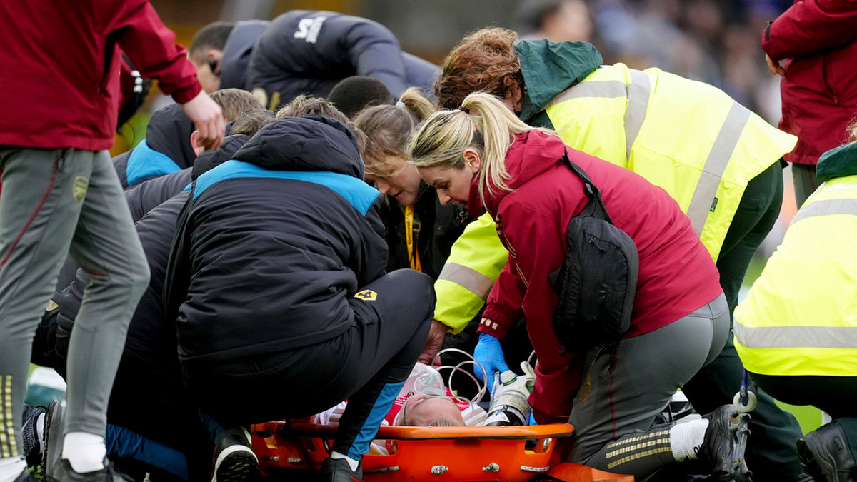 Arsenals Frida Maanum fick behandling efter kollapsen i ligacupfinalen i måndags.