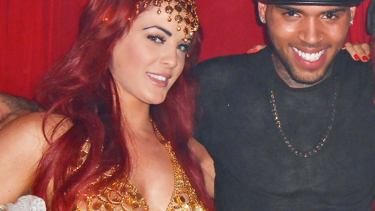 Tror ni att Chris Brown klädde upp sig på Halloweenfesten på Playboy Mansion? Inte direkt va.
