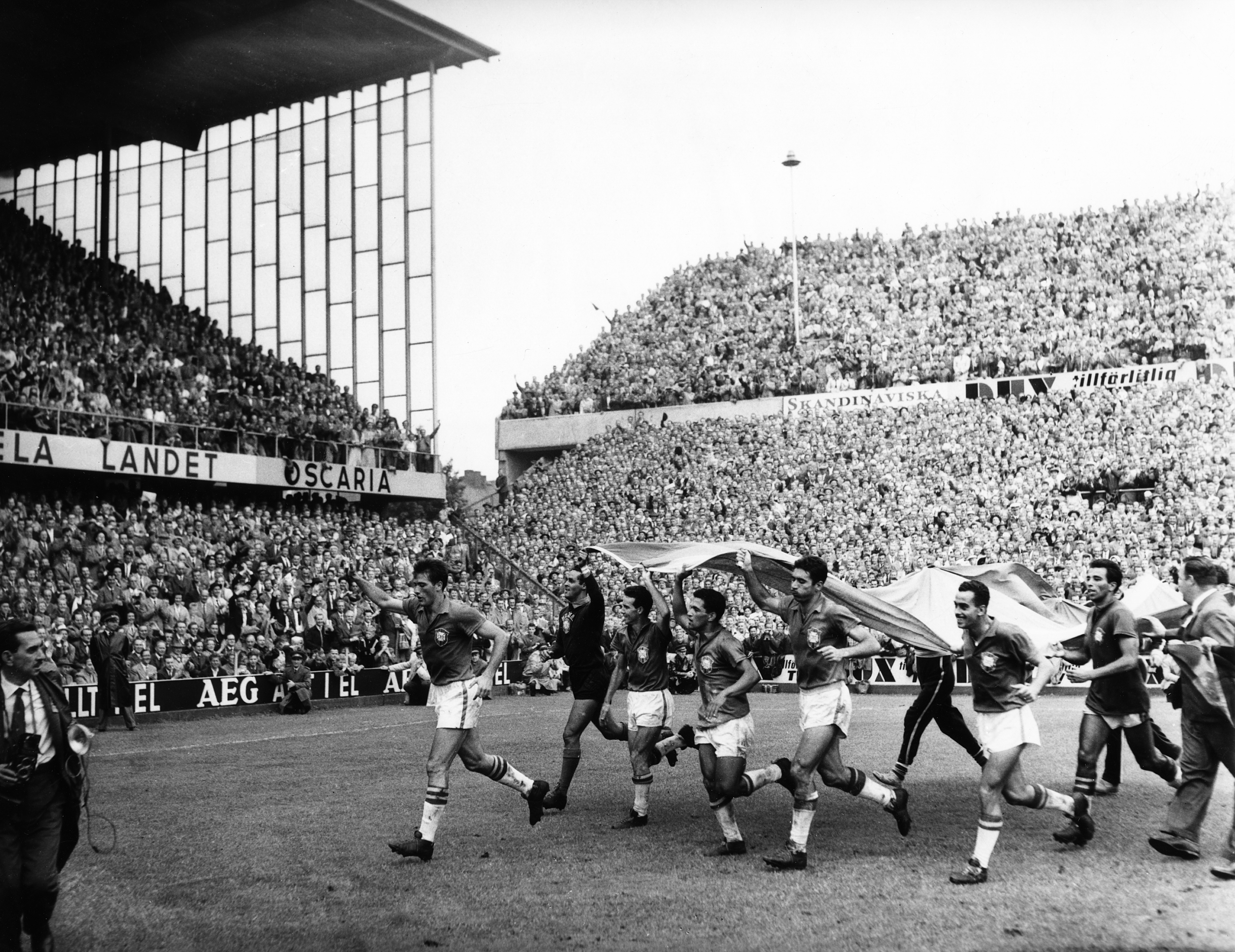 1958: Det brasilianska landslaget firar sitt VM-guld genom att springa runt med en svensk flagga. 1958: Det brasilianska landslaget firar sitt VM-guld genom att springa runt med en svensk flagga.