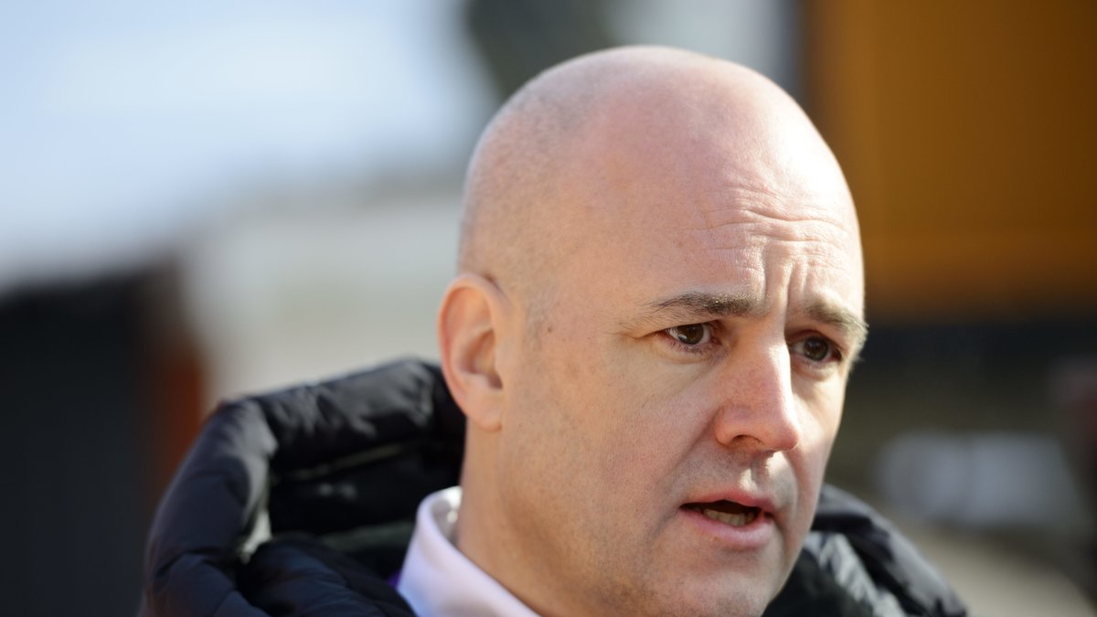 Fredrik Reinfeldt höll en presskonferens efter hoten mot Djurgårdens tränare.