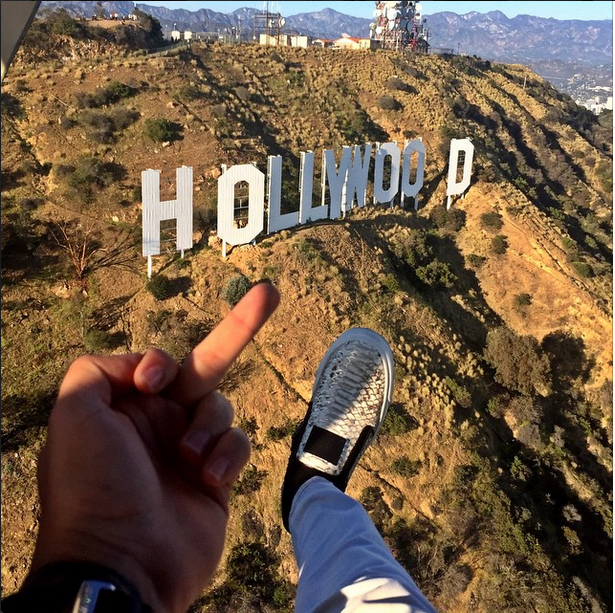 Ett långfinger mot Hollywood-skylten