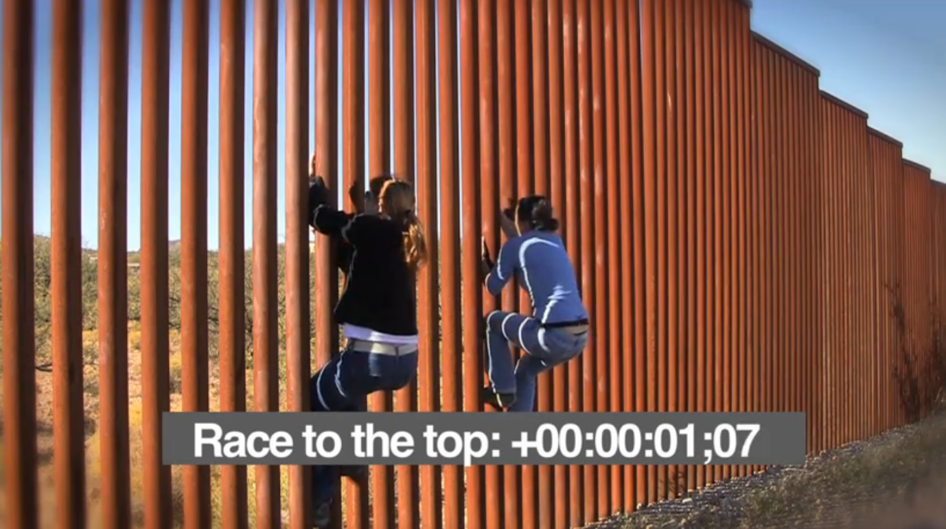 Två tonårstjejer tar sig an det "invandringssäkra" stängslet på gränsen mellan USA och Mexiko.