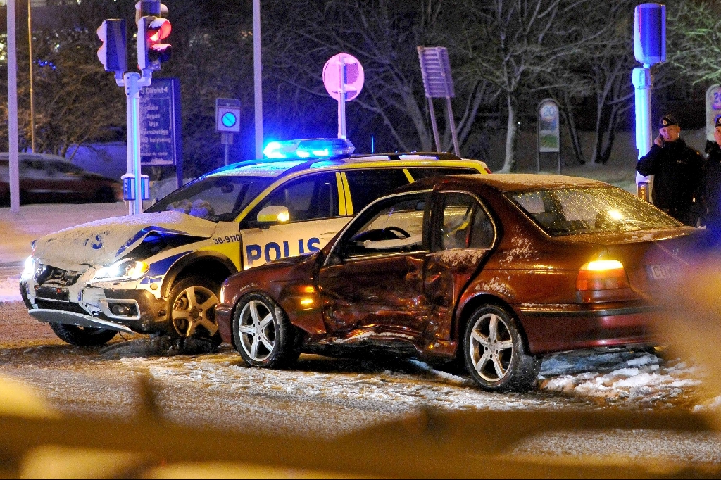 Polismannen krockade med personbilen den 7 januari 2012.