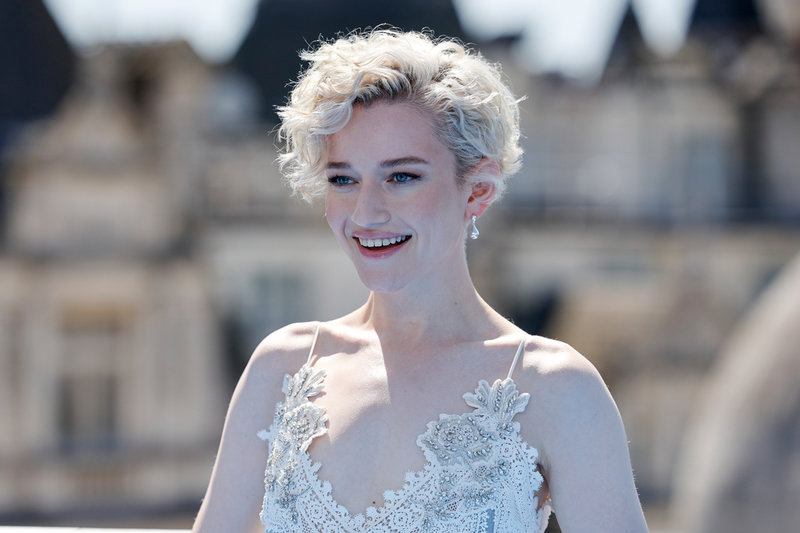 Skådespelaren Julia Garner övade på surfteknik och på att göra Silversurfarens rörelser eleganta inför "The Fantastic Four: First steps".