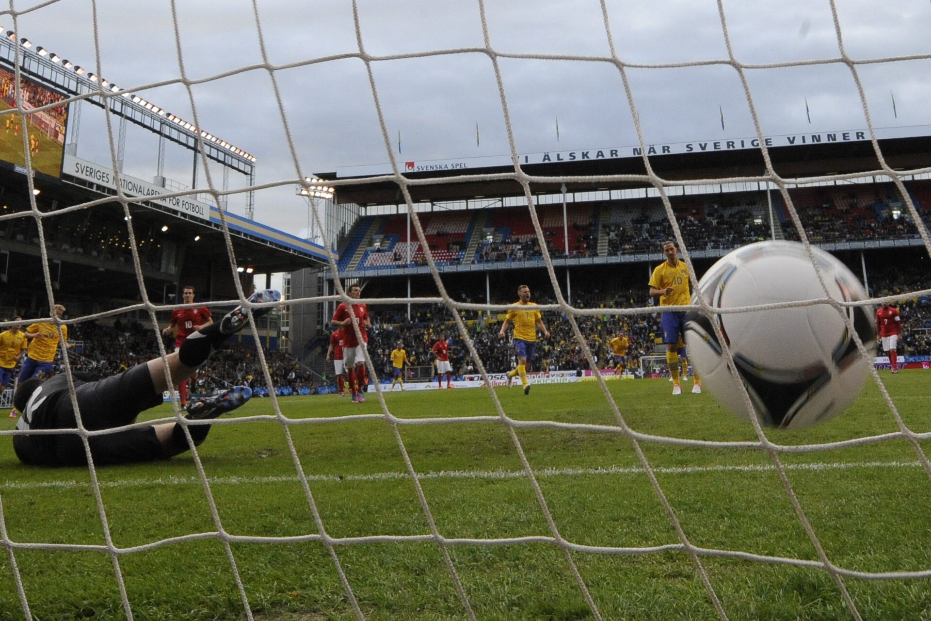... Och Zlatan sätter dit avgörande 2-1 på straff. ... Och Zlatan sätter dit avgörande 2-1 på straff.