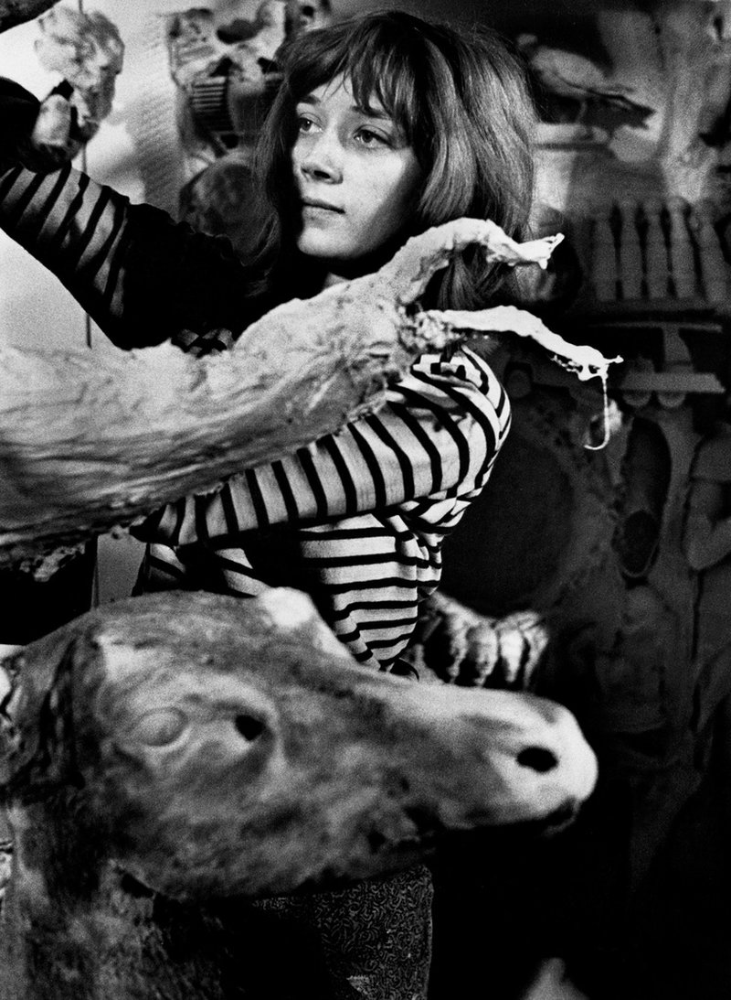 Niki de Saint Phalle är en av få kvinnliga konstnärer som Christer Strömholm fotograferade i Paris. Den här bilden är från 1960. Pressbild.