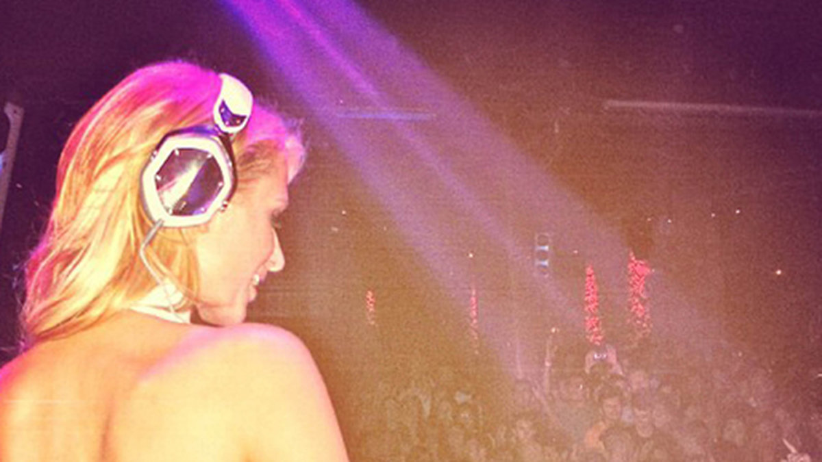 Paris Hilton spelar skivor på Ibiza. 