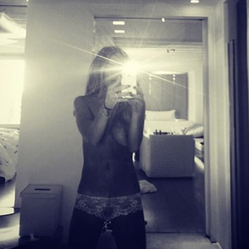 Lindsay Lohan bränner av en svartvit selfie. Lindsay Lohan bränner av en svartvit selfie.
