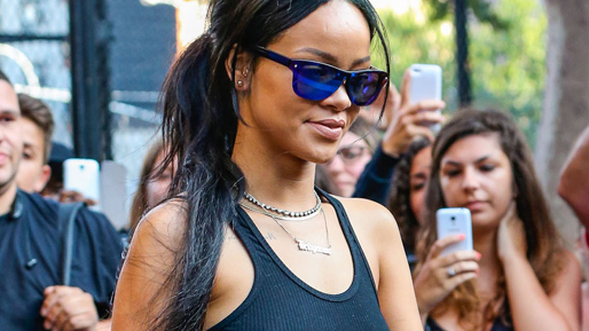 Rihanna har hög slits och nitar på sina jeansshorts som hon bar i New York tidigare i veckan.