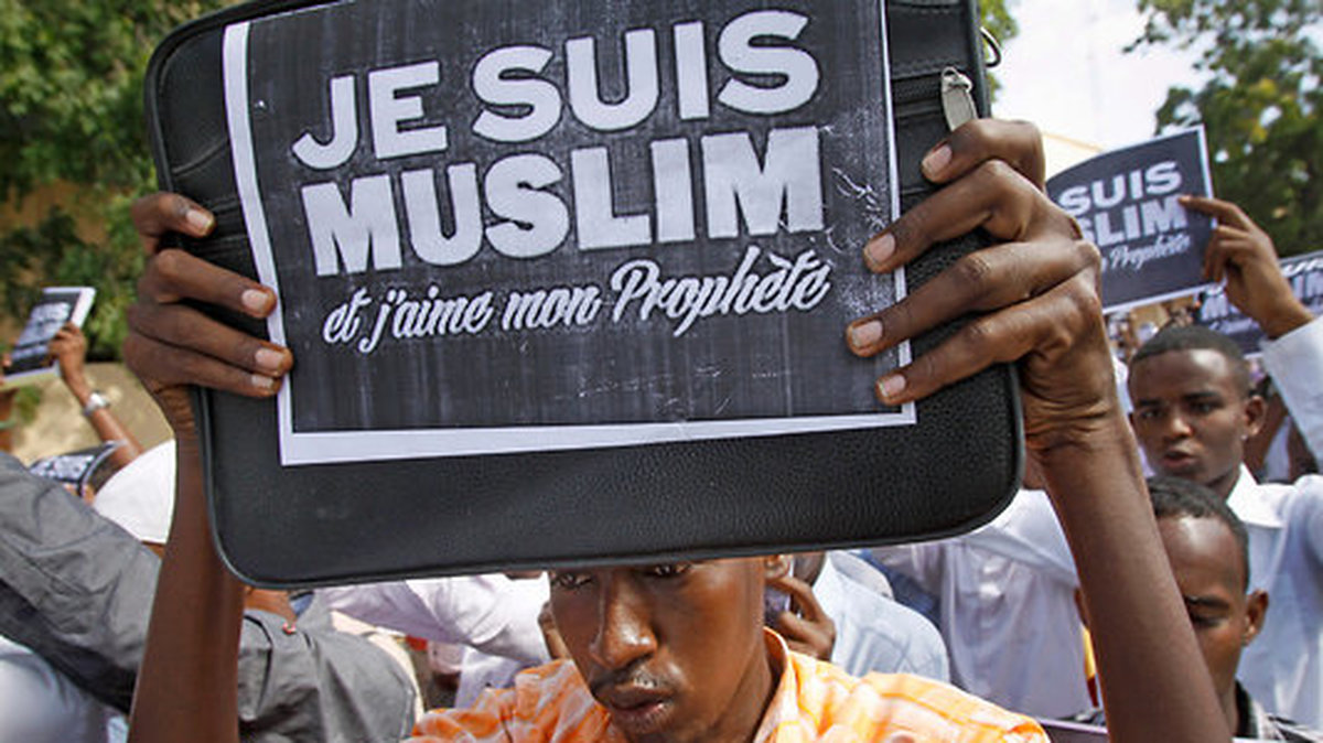 I flera muslimska länder hölls manifestationer mot tidningens publiceringar av Muhammedkarikatyrer:  ”Jag är inte Charlie, jag är Muhammed". 
