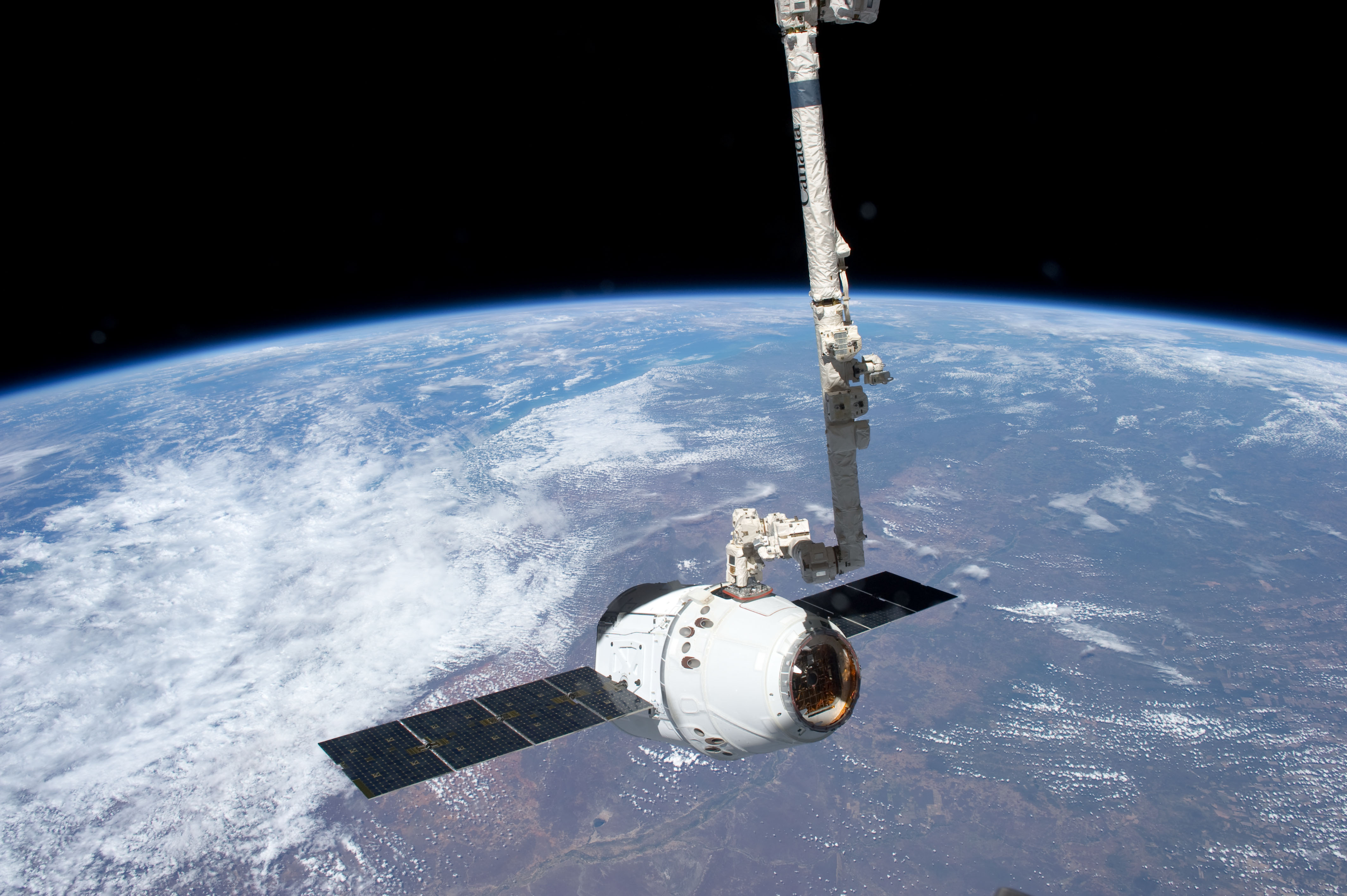 Rymdfarkosten togs upp av en robotarm på den Internationella rymdstationen.