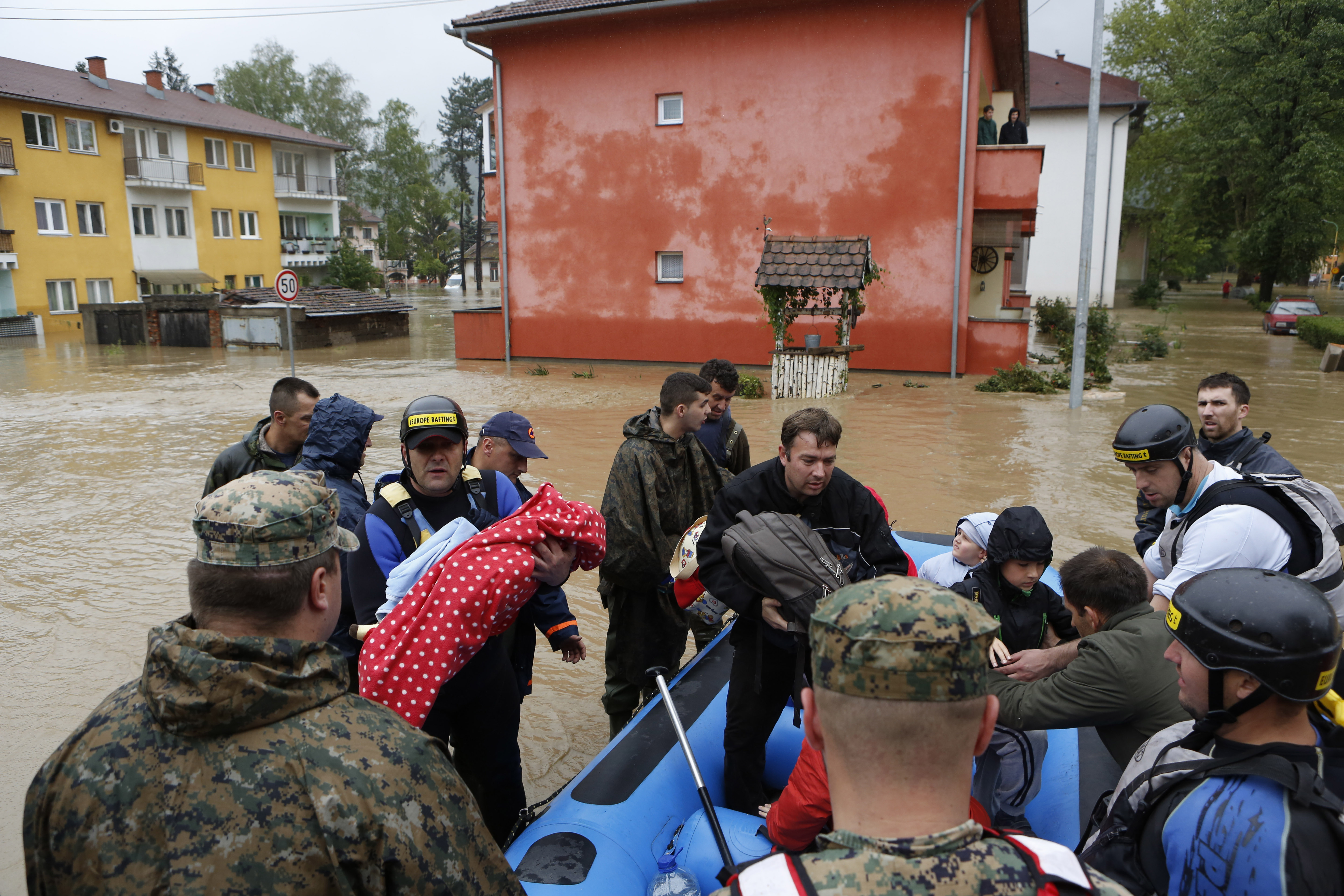 Folk i Maglaj, Bosnien, har hjälpts åt så mycket som de har kunnat.
