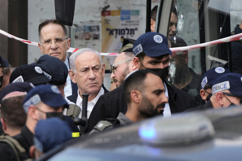 Israels premiärminister Benjamin Netanyahu besöker den plats där en buss utsattes för dödlig beskjutning på måndagen. 
