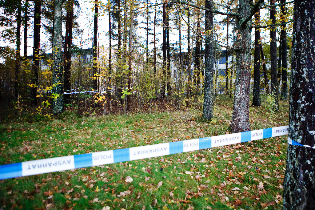 Mannen har legat död i flera månader i närheten av sjukhuset i Halmstad.