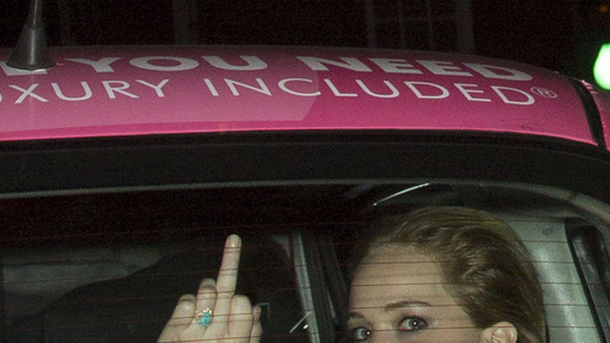 Jennifer Lawrence pekar "fuck you" åt paparazzifotograferna i London. 