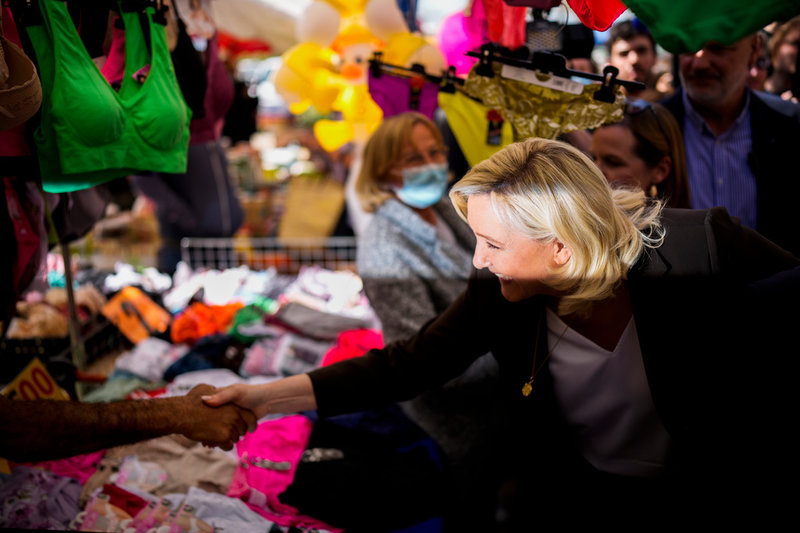 Marine Le Pen ute på valkampanj i Pertuis i förra veckan.