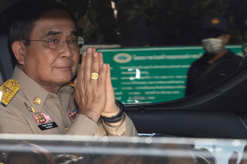 Thailands premiärminister Prayuth Chan-ocha besökte anhöriga till de många dödsoffren i Uthai Sawan.