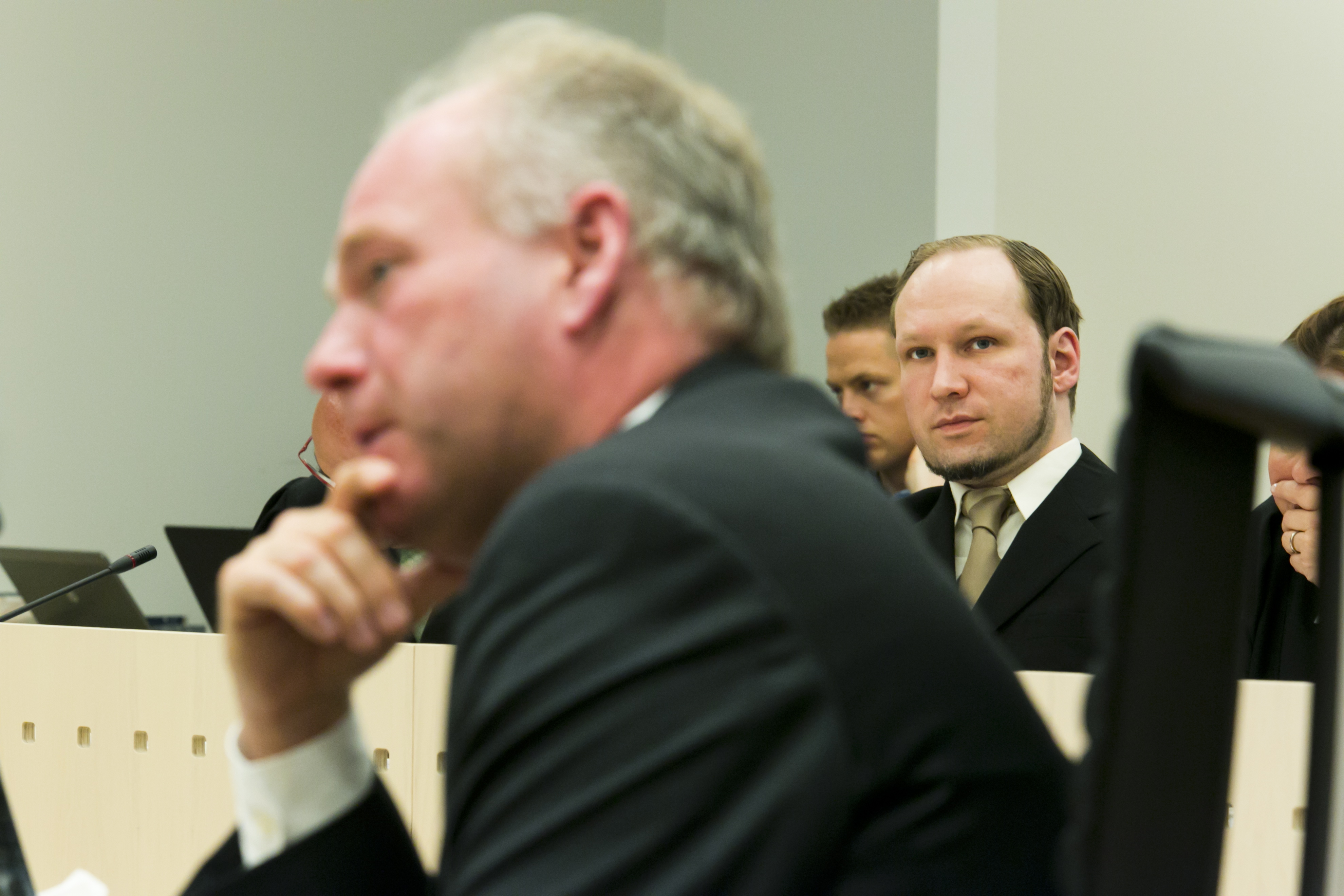 Breivik lyssnar till utfrågningen rättspsykiatrikerna Terje Tørrissen och Agnar Aspaas.