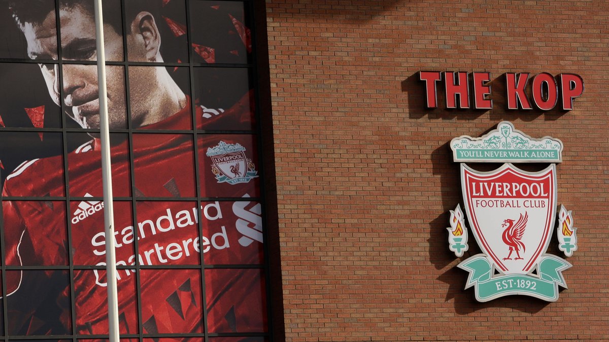 Liverpool kan komma att sälja namnrättigheterna till Anfield Road.