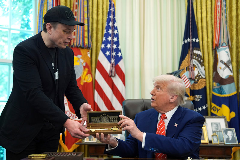 Donald Trump räckte under pressträffen över nyckeln till Vita huset till Elon Musk.